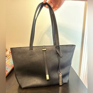 Vince Camuto. Pretty everyday black purse. Zips close.